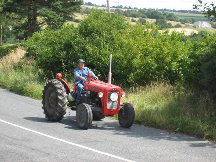 ../Images/Fr. Murphy Vintage Tractor Run 2006--47.JPG